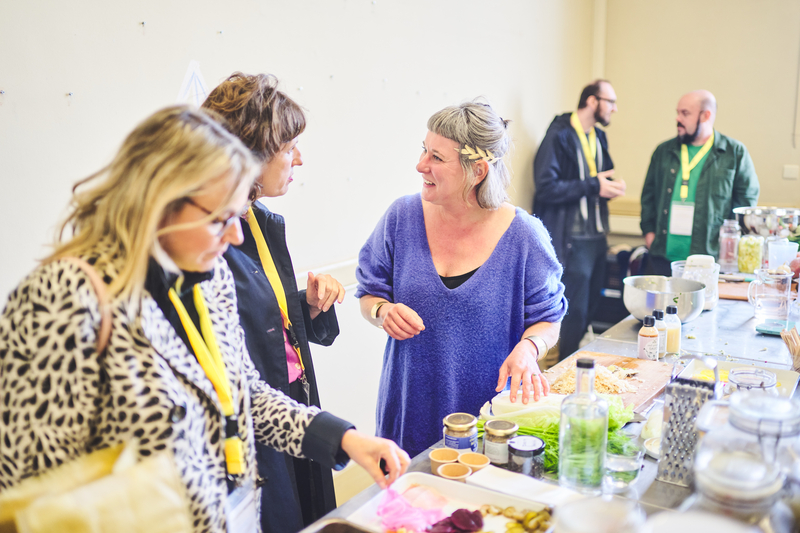 Toerisme Vlaanderen heeft het concept voorgesteld voor het nieuw culinair belevingscentrum de Smaakhaven. De Smaakhaven moet dé referentieplek worden voor al wie in binnen- en buitenland gepassioneerd bezig is met voeding. In het voormalige Loodswezengebouw en de boeienloods in Antwerpen komen een demonstratiekeuken, een gastentafel en een loungebar. Maar ook een shop, een evenementenruimte en zelfs een belevingsparcours. "3 ingrediënten staan hier centraal: innovatie, traditie en vakmanschap," zegt CEO Peter De Wilde van Toerisme Vlaanderen. Maar wat de Smaakhaven écht uniek in de wereld maakt is dat de bezoeker mee de dynamiek en de ziel van dit culinair belevingscentrum zal bepalen." Bedoeling is dat de Smaakhaven de deuren opent in de loop van 2029. Voorstelling belevingscentrum de Smaakhaven (c) Benjamin Brolet - David Plas Agency