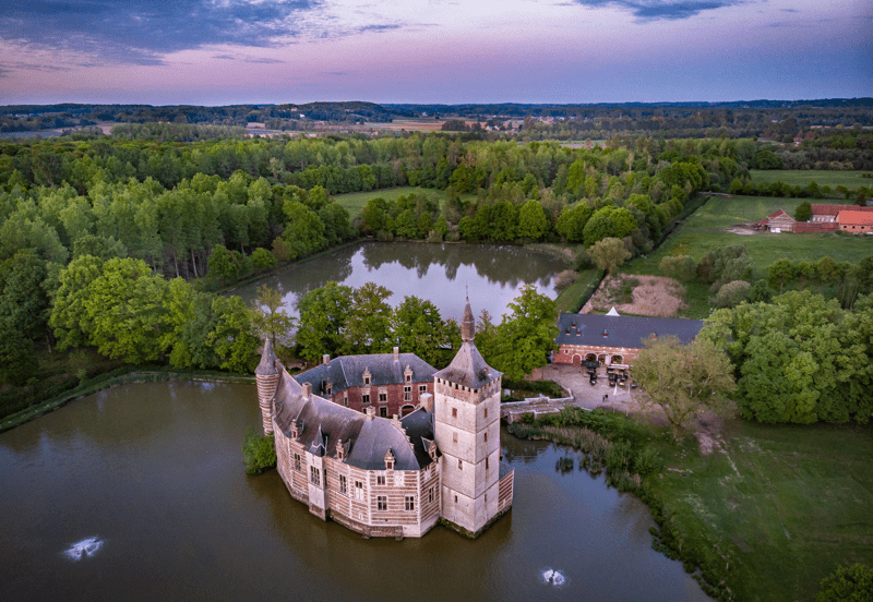 astello medievale con fossato, punto di partenza del Sentiero Broekem nella regione dell'Hageland