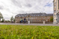 Deze heuvelende fietsroute verkent de prachtige groene streek in het "Land van de Witte". Je fietst langs de Norbertijnenabdij in Averbode waar je in de schaduw van dit groots bouwwerk kan genieten van een ijsje in de welbekende "likdreef". Verder ontdek je via Zichem het bedevaartsoord Scherpenheuvel met zijn indrukwekkende basiliek. Geniet in Oranjestad Diest van een lokaal Gildenbier of Hagelands wijntje in het gezellig historisch stadscentrum. Etalageroute-Reynvaartroute-AbdijAverbode-HR-017