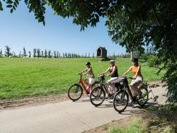 Flanders by bike: Fietsroute 'Fruitige landschappen met pit' Zwevende kapel Helsheaven