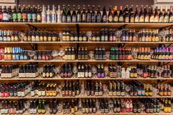 flessen bier in een bierwinkel bottles of beer in a beer store Bruges beers store © Pieter D'Hoop - www.pdsign.be