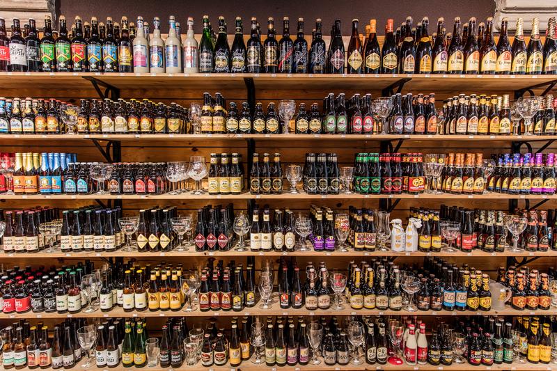 flessen bier in een bierwinkel bottles of beer in a beer store Bruges beers store © Pieter D'Hoop - www.pdsign.be