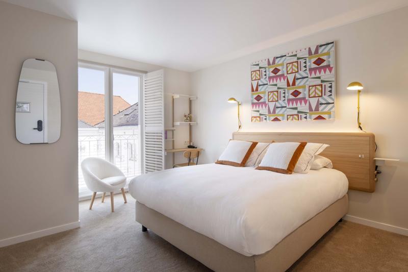 Er is een standaard hotelkamer te zien.