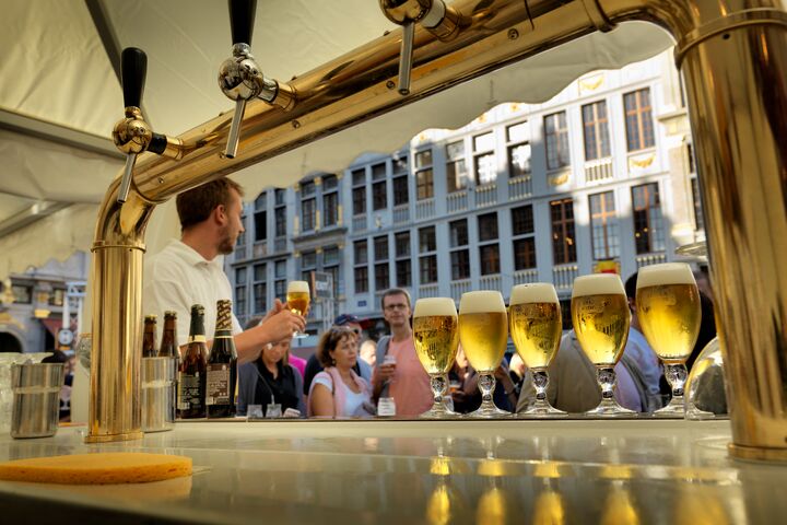 Man geeft uitleg over beer op de Grote Markt in Brussel tijdens het Belgisch Beer weekend