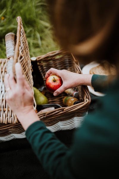 Mache Picknick mit lokalen Köstlichkeiten