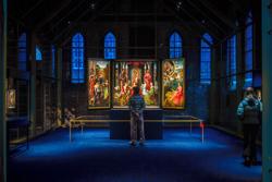 Het Sint-Janshospitaal is een warme plek die tot het hart spreekt. Niet in het minst dankzij de wereldberoemde Memling-collectie en andere fascinerende oude kunst, de hospitaalcollectie én hedendaagse werken, aangevuld met pakkende verhalen en getuigenissen over gastvrijheid en empathie. Een museum dat je hart sneller doet slaan. Museum Sint-Janshospitaal (c) Jan Darthet (7)