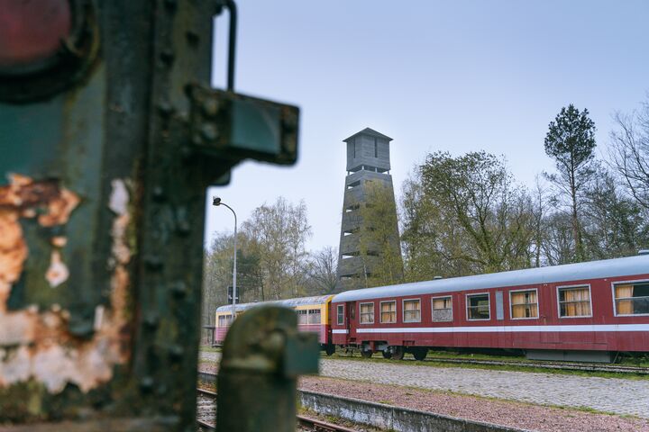 Iedereen van jong tot oud zal zijn gading vinden op de vernieuwde stationssite. Naast het toeristisch onthaal met allerlei technische snufjes zal het uitgebreide vrijetijdsaanbod ervoor zorgen dat je er makkelijk een dag kan vertoeven. 

Zo zullen sportievelingen zich kunnen uitleven op het gloednieuwe bos- of discgolfparcours. 
Voor kinderen voorzien we originele speeltoestellen, een vernieuwde en belevenisvolle minitrein maar ook de real life game. Dit spel vind je in de oude loods waarbij er ook een variant is voor volwassenen. 
Wandelaars zullen hun hartje kunnen ophalen aan het indrukwekkende aantal wandelroutes. Een nieuwe realisatie zal de street-art wandeling zijn van ongeveer 3,5 km die start aan de graffiti-treinen en onderweg zal verrassen met knappe streetart in de natuur. 
Naast de vele wandelpaden is het Station As hét knooppunt van vele fietspaden die je doorheen onze prachtige regio voeren. De nieuwe fietssnelweg over het oude kolenspoor zal hier een belangrijke aanvulling op zijn. Een uitgebreid en uniek fietsverhuurpunt zal van het Station As een vertrekpunt maken om onze regio te ontdekken.