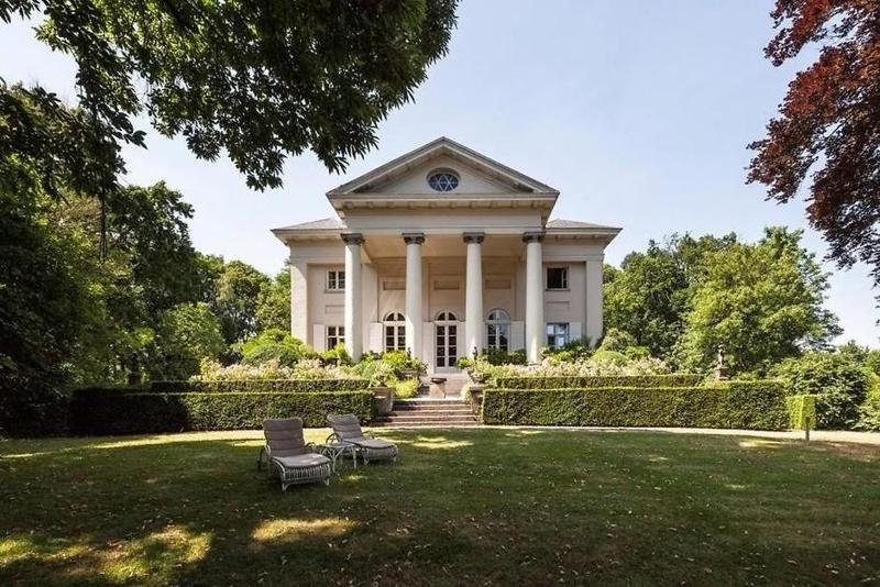 Kasteel Leyselebeke is een neoclassicistisch kasteel gelegen in de bocht van de Leyselebeek, ten noorden van de Heidelbergstraat in Sint-Michiels, deelgemeente van Brugge. De naam is afgeleid van de Leysselbeek en werd vroeger ook Leyselbeke genoemd. Het kasteel werd rond 1803 gebouwd door Charles Donny, een inwoner van Brugge, met hergebruikte materialen van de afgebroken Sint-Donaaskathedraal. De architect van het kasteel is niet met zekerheid bekend, maar Jan-Robert Calloigne (1775-1830) of Hubert Dumortier worden als mogelijke ontwerpers genoemd. Kasteel Leyselebeke Brugge (c) Kasteel Leyselebeke (2)