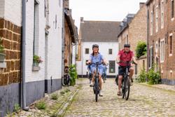 Deze heuvelende fietsroute verkent de prachtige groene streek in het "Land van de Witte". Je fietst langs de Norbertijnenabdij in Averbode waar je in de schaduw van dit groots bouwwerk kan genieten van een ijsje in de welbekende "likdreef". Verder ontdek je via Zichem het bedevaartsoord Scherpenheuvel met zijn indrukwekkende basiliek. Geniet in Oranjestad Diest van een lokaal Gildenbier of Hagelands wijntje in het gezellig historisch stadscentrum. Etalageroute-Reynvaartroute-Begijnhof-HR-040