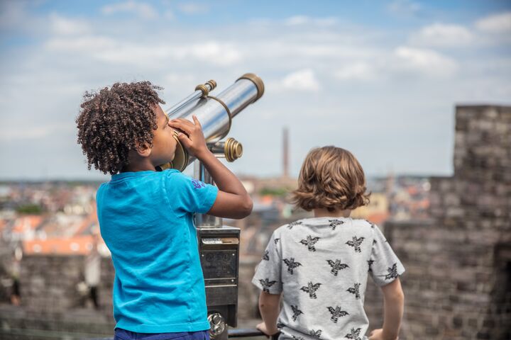 2-little-boys-Gravensteen-Ghent-7