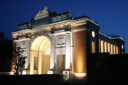 Ieper : De Menenpoort kreeg een nieuwe verlichting mee. De toeristen en Ieperlingen vinden het echt geslaagd.©BART VANDENBROUCKE Menin Gate by night - Ypres 2 © Bart Vandenbroucke