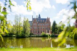 Het indrukwekkende kasteel ligt in een romantisch park met vijvers en een doolhof: een ideale uitstap voor jong en oud! Individuele bezoekers kunnen het kasteel bezichtigen vanaf maart tot halverwege november. Kasteel Loppem (c) Henk Rogiers (2)