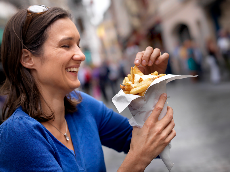 A 3518 Brussels-Woman-eating-fries-2 © Milo-profi