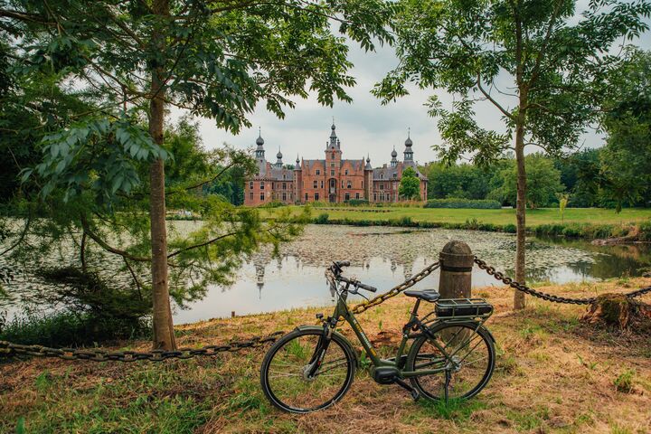 Ooidonk castle - Flanders’ Finest Cycle Routes - The Lys Region Route 58 km