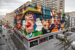 Street art van Sozy One, geïnspireerd door Ensor - in het kader van de Crystal Ship fietsroutes in Oostende voor Ensor 2024, het themajaar in Oostende Oostende_Street art van Sozy One, geïnspireerd op Ensor © Jules Césure 04