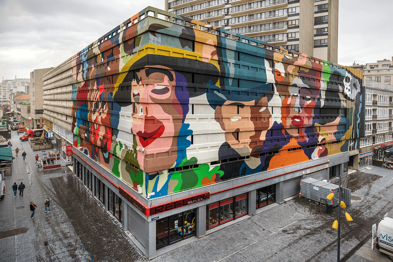 Street art van Sozy One, geïnspireerd door Ensor - in het kader van de Crystal Ship fietsroutes in Oostende voor Ensor 2024, het themajaar in Oostende Oostende_Street art van Sozy One, geïnspireerd op Ensor © Jules Césure 04