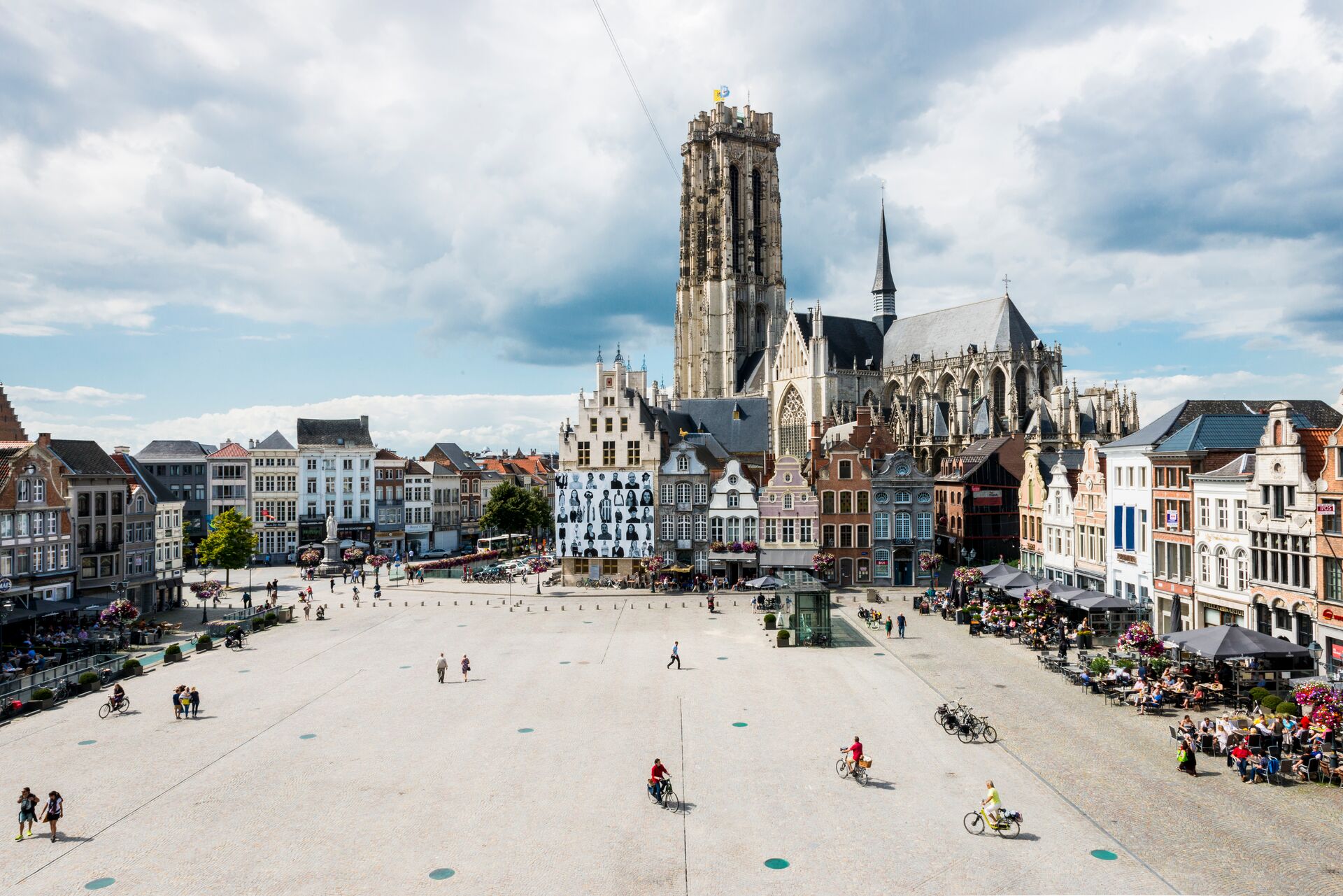 View at the Saint Rumbold's Cathedral from the Central Square - zicht op de Sint-Romboutskathedraal vanaf de Grote Markt Central Square (Grote markt) - Mechelen 11 © Visit Mechelen - Aikon