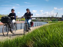 De Leie is onze leidraad op deze route. In Texture in Kortrijk duiken we in het verhaal over vlas en textiel. Sommige roterijen langs de Leie lijken in de tijd bevroren. Af en toe nemen we een omweg langs een oude Leiearm zoals in Bavikhove, Ooigem en Sint-Baafs-Vijve, prachtplekken voor een idyllische selfie. De Drietrapssluis in Ooigem is een sterk staaltje bouwkunde. Na de linkeroever te hebben verkend, steken we door naar de rechteroever. Zo passeren we de onthaalsite aan de Zavelput in Beveren – Leie. In het centrum van Harelbeke verlaten we de Leie. We dwarsen het provinciedomein De Gavers en volgen het jaagpad van het Kanaal Bossuit – Kortrijk terug naar de Guldensporenstad. Vlasleieroute_BudaBeach_Kortrijk (c) Kris Jacobs
