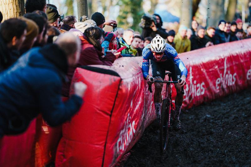 Flanders Classics cyclo-cross:
In the winter, our calendar is full of cyclo-cross spectacle. With the UCI Cyclo-cross World Cup and the Telenet Superprestige, week after week it is a feast of off-road spectacle in the mud, sand or snow. UCI CX world cup - Gavere