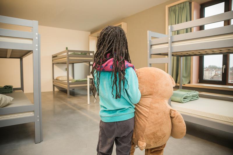 Goedkoop en gezellig overnachten in Kortrijk doe je natuurlijk in onze moderne, hippe hostel aan de Franse grens. Eigentijds, duurzaam, luchtig en lichtrijk... Impressionante vlakke, rode muren met grote, vierkante ramen. Hostel Groeninghe maakt een geweldige eerste indruk op de toevallige passant of internationale bezoeker. Je slaapplaats is op wandelafstand van het centrum van Kortrijk en het station. Je verblijft in ruime kamers met eigen douche, toilet en lavabo. Door de grote ramen in het hostel is er veel interactie met de buitenruimte. Krijg een warm welkom tijdens je overnachting in Kortrijk! jeugdhostel Groeninghe Kortrijk_(c)Vlaamse jeugdherbergen (11)