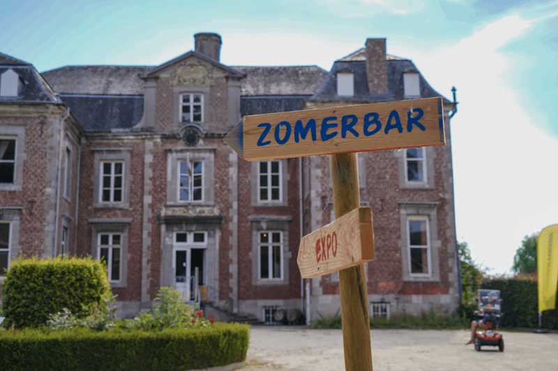 Vilain XIIII, dat is de naam van het statige kasteel van Leut, een baken in Maasmechelen (in de Belgische provincie Limburg). Na zijn huwelijk met de plaatselijke barones, werd Charles Vilain XIII kasteelheer. Hij en zijn vrouw Pauline kregen maar liefst zeven dochters. Het domein, dat overloopt in de Maasvallei, zou honderd jaar lang hun thuishaven zijn. Deze podwalk wekt dit sprookjesachtige liefdesverhaal terug tot leven. Op je route gidst Arnout Hauben je onder andere ook langs de vroegere berceau, de Lourdesgrot en het Landschapspark Maasvallei aan (uiteraard) de rivier de Maas. Kasteel Leut