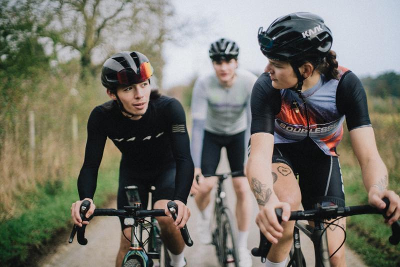 3 wielrenners fietsen op een Vlaams landelijk wegje.