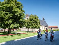 Flanders by bike: Fietsroute 'Fruitige landschappen met pit' Begijnhofkerk Sint-Truiden