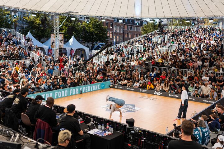Een foto van het wereldkampioenschap breakdance in Leuven.