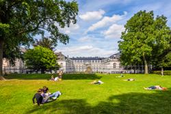 Het Egmontpaleis (Frans: Palais d'Egmont) is een stadspaleis gelegen aan de Wolstraat in Brussel. Het werd vanaf 1560 opgetrokken door Francisca van Luxemburg en haar zoon Lamoraal van Egmont en heeft in de loop der tijden talrijke verbouwingen gekend. Egmontpaleis (c) Visit Brussels (9)