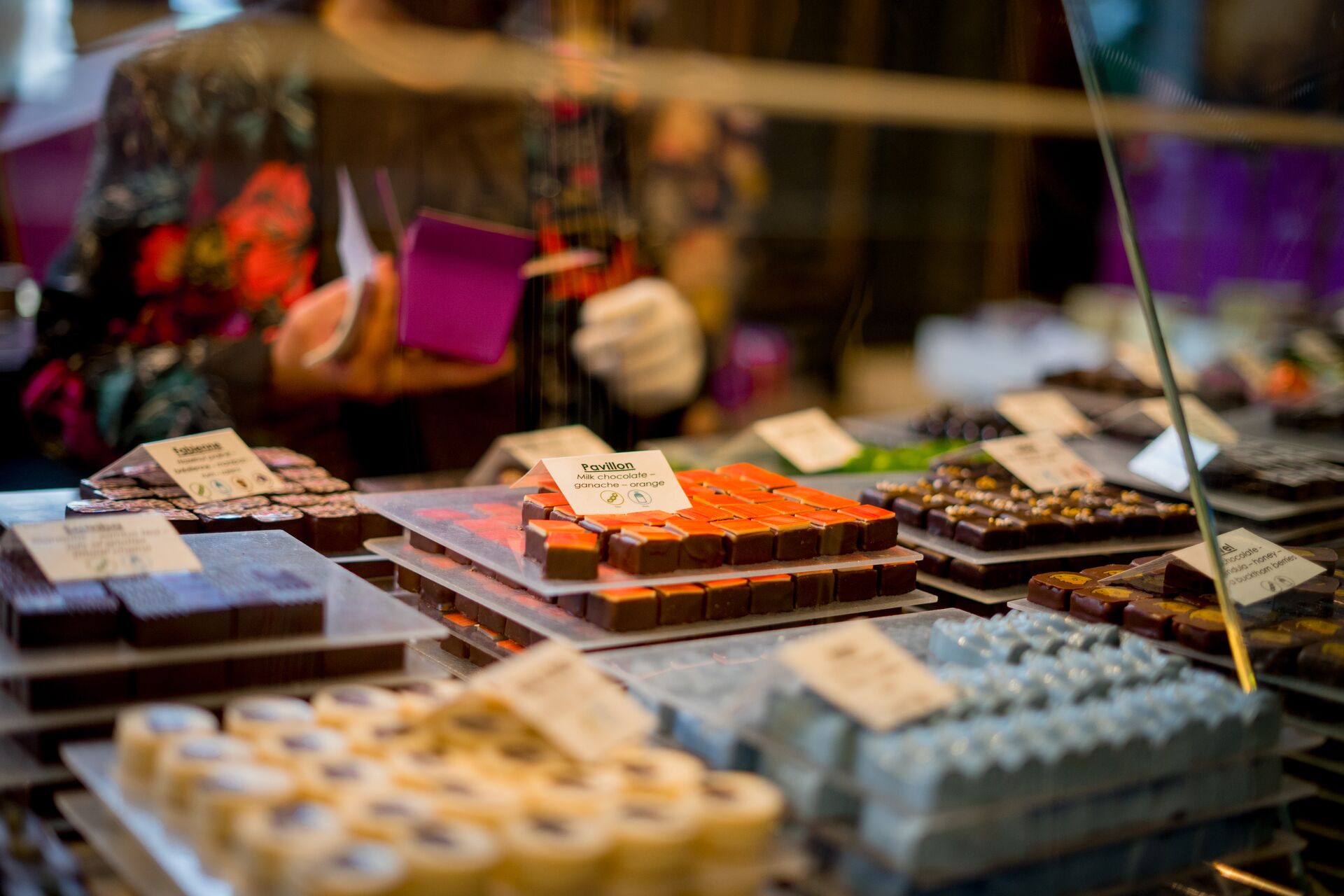 Putting pralines in a box