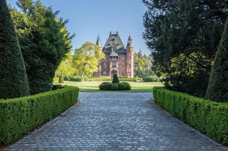 Gelegen in de groene long van het Brugse Ommeland, en gehuld in een bosrijke mantel, ligt dit heuse waterkasteel met hoektorens, waarvan de geschiedenis teruggaat tot 1353. Ten Torre (c) Ten Torre (1)