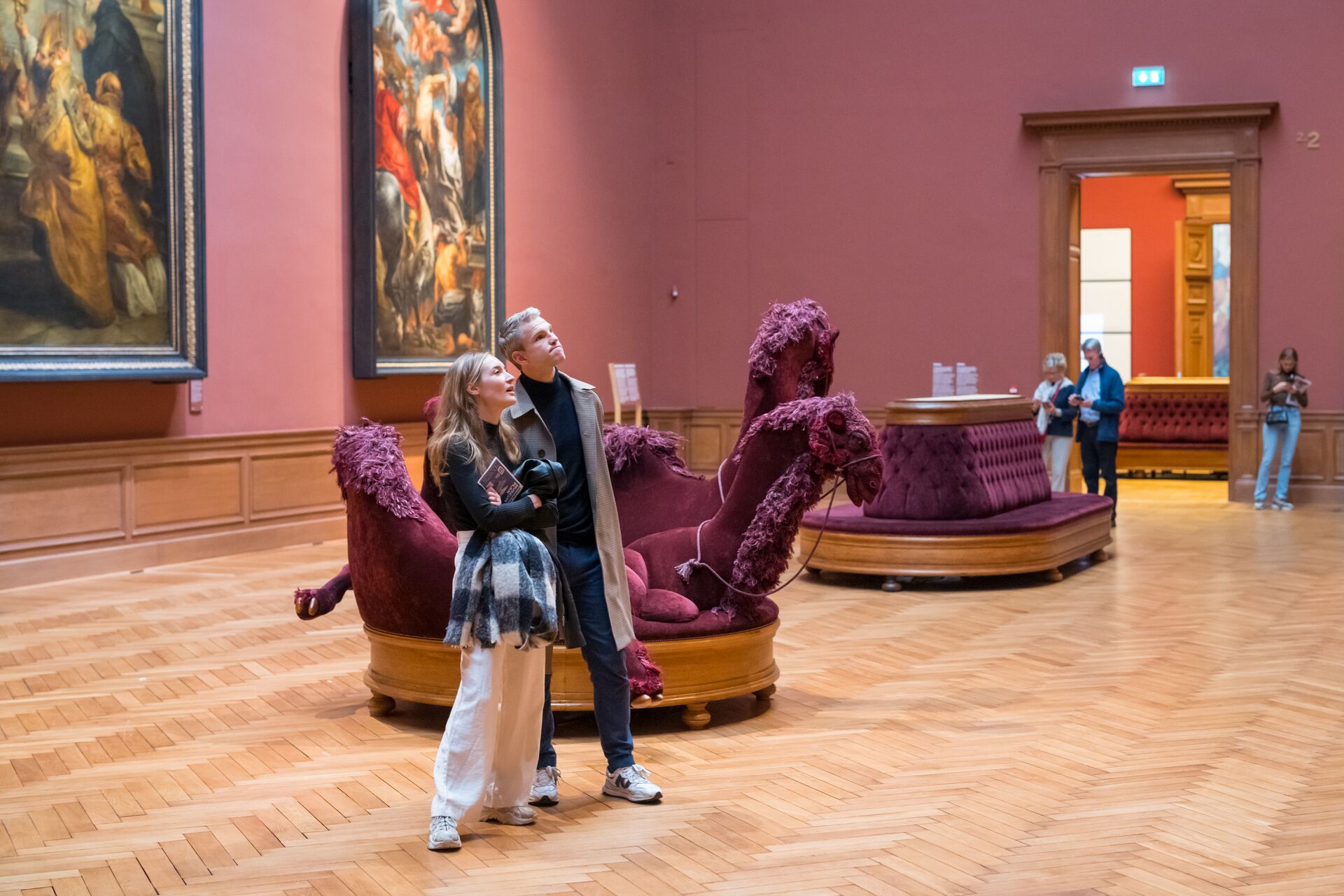 2 mensen bewonderen kunst in het KMSKA te Antwerpen.