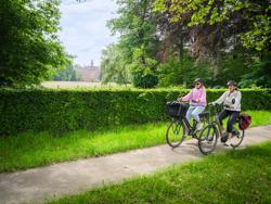 De 53 km-lange tocht biedt een veelzijdige mix van bossen, kasteelparken, open landschappen met akkers en weiden, loodrechte kanalen en pittoreske dorpjes. Kastelenroute Brugge (c) Kris Jacobs (11)