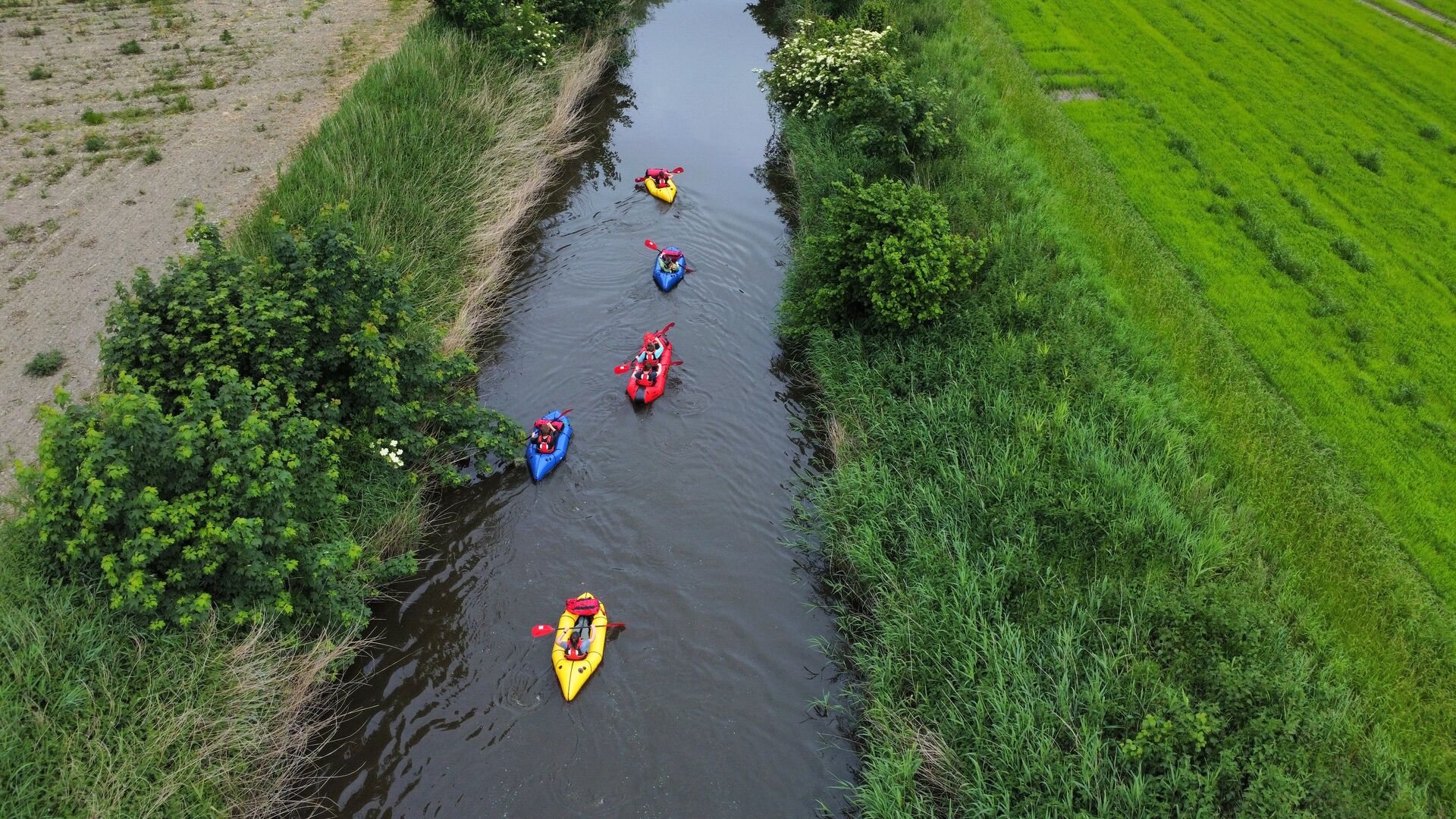 Een micro avontuur packraften op een rivier in Damme.