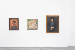 Zaalzicht  met o. a. Jenny Montigny, Moeder en kind, 1920-1926. Collectie Museum Dhont-Dhaenens. Foto Rik Vannevel