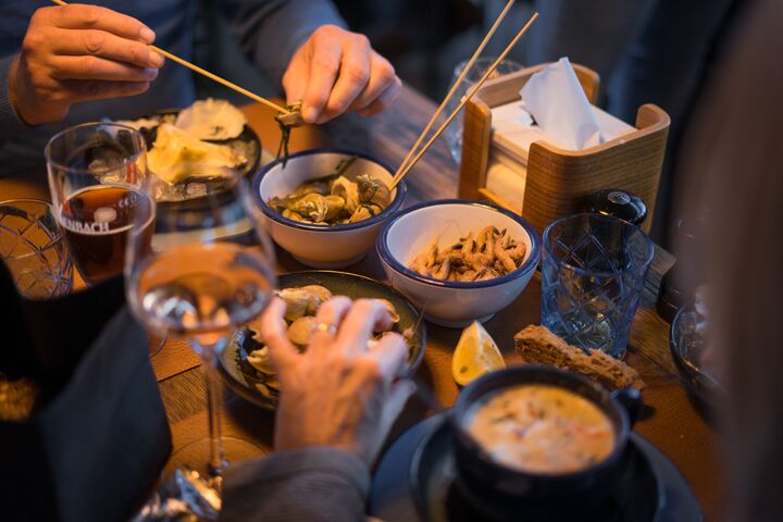 Eating seafood (8)