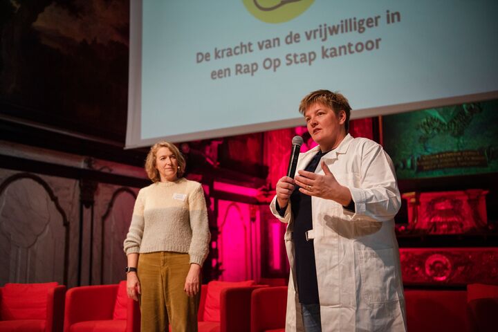 Een vrouw geeft een lezing over de kracht van de vrijwilliger op het Rap op Stap-congres van het initiatief Iedereen Verdient Vakantie.