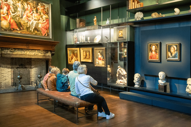 Museum Snijders & Rockoxhuis - vrouwelijke Vlaamse Meesters (c) KBC-Antwerpen, Museum Snijders & Rockoxhuis 6 - portret jonge vrouw en hond - Catharina van Hemessen (vitrinekast)