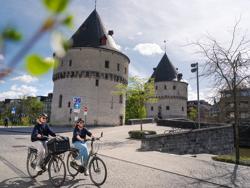 De Leie is onze leidraad op deze route. In Texture in Kortrijk duiken we in het verhaal over vlas en textiel. Sommige roterijen langs de Leie lijken in de tijd bevroren. Af en toe nemen we een omweg langs een oude Leiearm zoals in Bavikhove, Ooigem en Sint-Baafs-Vijve, prachtplekken voor een idyllische selfie. De Drietrapssluis in Ooigem is een sterk staaltje bouwkunde. Na de linkeroever te hebben verkend, steken we door naar de rechteroever. Zo passeren we de onthaalsite aan de Zavelput in Beveren – Leie. In het centrum van Harelbeke verlaten we de Leie. We dwarsen het provinciedomein De Gavers en volgen het jaagpad van het Kanaal Bossuit – Kortrijk terug naar de Guldensporenstad. Vlasleieroute_Broeltorens_Kortrijk (c) Kris Jacobs