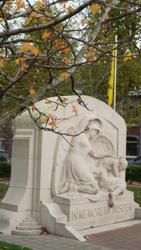 Yvonne Serruys Oorlogsmonument Vander Merschplein Menen (c) Kris Seynaeve 