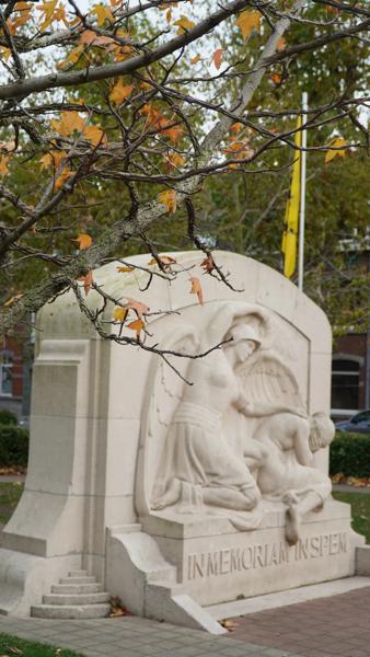 Yvonne Serruys Oorlogsmonument Vander Merschplein Menen (c) Kris Seynaeve 